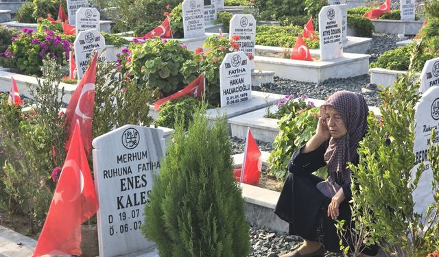 Hatay'da deprem şehitliğinde buruk bayram