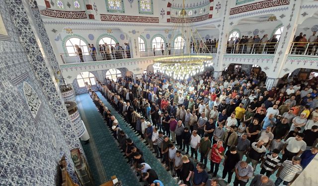 Hatay'da vatandaşlar, bayram namazı için camileri doldurdu