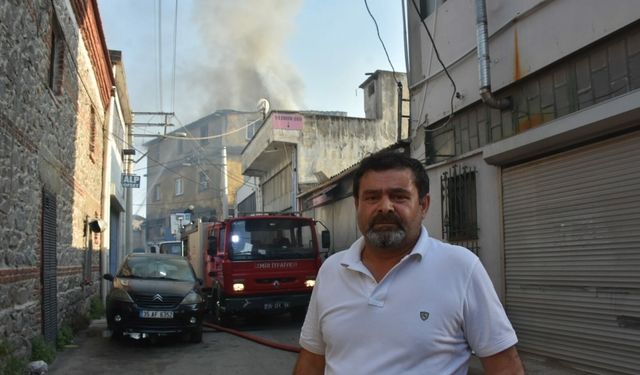 İzmir'de atıl haldeki fabrikanın bahçesi ile yakınındaki TIR garajında yangın (2)