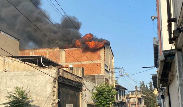 İzmir'de atıl haldeki fabrikanın bahçesi ile yakınındaki TIR garajında yangın