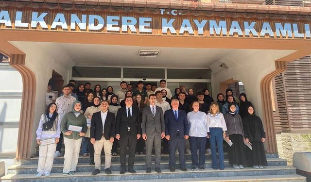 Kalkandere’de Kalkandere Vakıfı Destekli Burs Programıyla Öğrencilere Teşvik Başarı Ödülleri Verildi