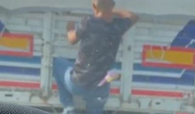 Kırmızı ışıkta duran kamyondan karpuz çaldı; o anlar kamerada