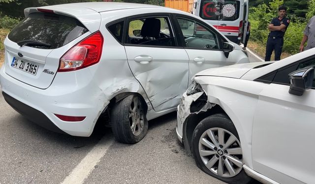 Kocaeli'de 2 otomobilin karıştığı kaza; 1'i çocuk 6 yaralı