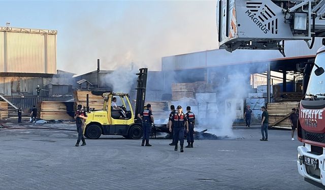 Kocaeli’de kereste deposundaki yangın söndürüldü
