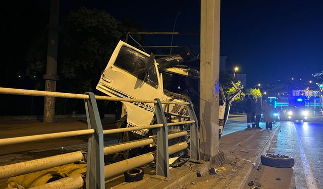 Kocaeli'de, tabela direğine çarpan kamyonun şoförü yaralandı