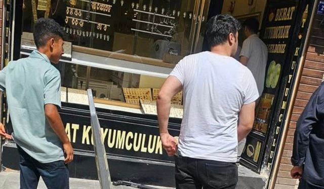 Kuyumcu dükkanında soyguna kalkışan maskeli 3 şüpheli, kaçarken silahlarını düşürdü