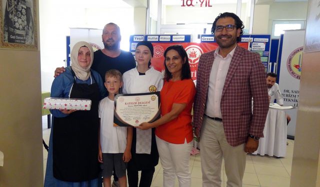 Lise öğrencileri, aileleriyle yemek yaptı