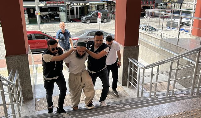 Okul bahçesine girip kılıçla çocukların topunu keserek Atatürk'e hakaret eden şüpheli tutuklandı