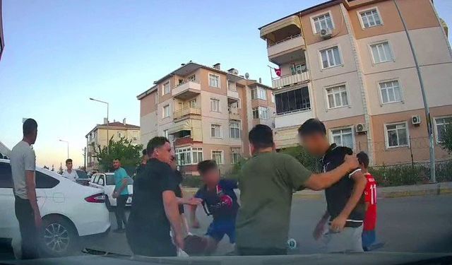 Sokakta kavga ettiler, çevredekiler ayırdı