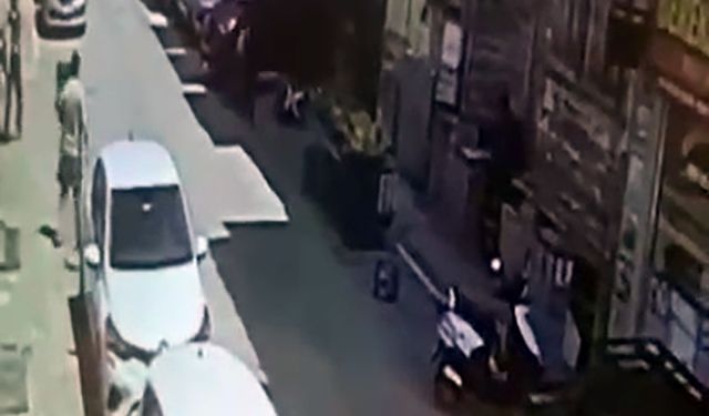 Sürücüsünün geri viteste unuttuğu otomobil, mobilya mağazasına girdi (2)