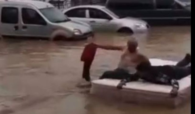 Trabzon'da sağanak; yollar göle döndü (2)