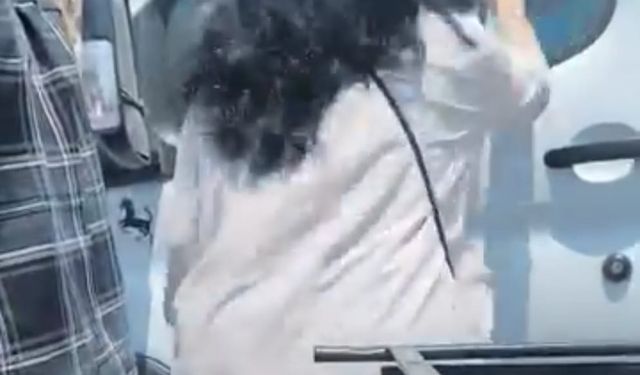 Trafikte sıkıştırdığını iddia ettiği kamyon şoförüne kaskıyla vurmaya çalıştı