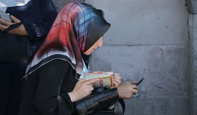 YKS'ye geç kalan genç, gözyaşlarını tutamadı