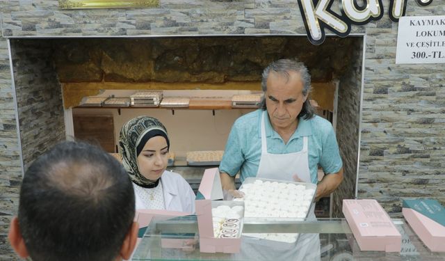 8 asırlık çarşıdaki dükkanda müşterinin gözü önünde yaptığı lokumları satıyor / Ek fotoğraflar