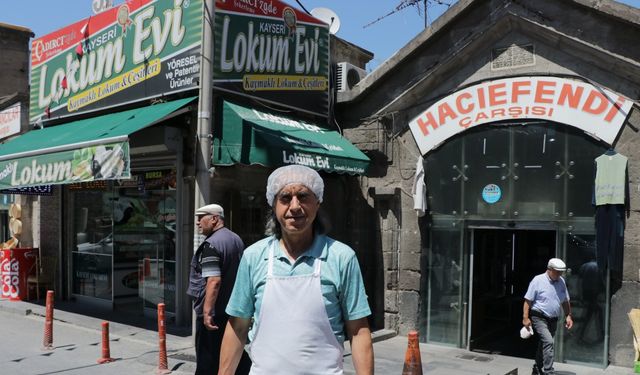 8 asırlık çarşıdaki dükkanda müşterinin gözü önünde yaptığı lokumları satıyor