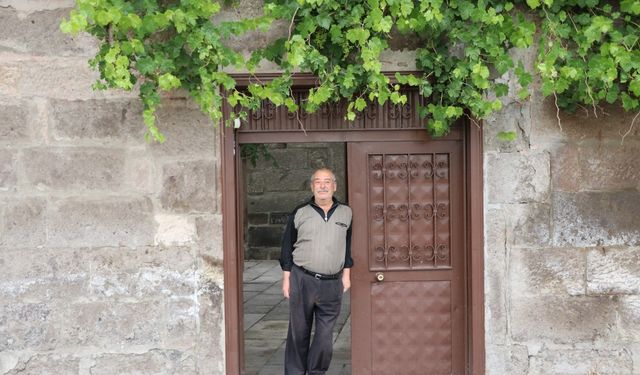 834 yıllık Ermeni kilisesinde 22 yıldır zangoçluk yapıyor / Ek fotoğraflar