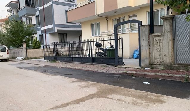 Apartman bahçesinde oynarken üzerine demir kapı devrilen Muhammed yaralandı
