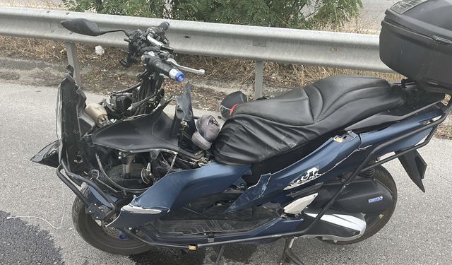 Arıza nedeniyle emniyet şeridinde duran otomobile motosiklet çarptı; 2 yaralı