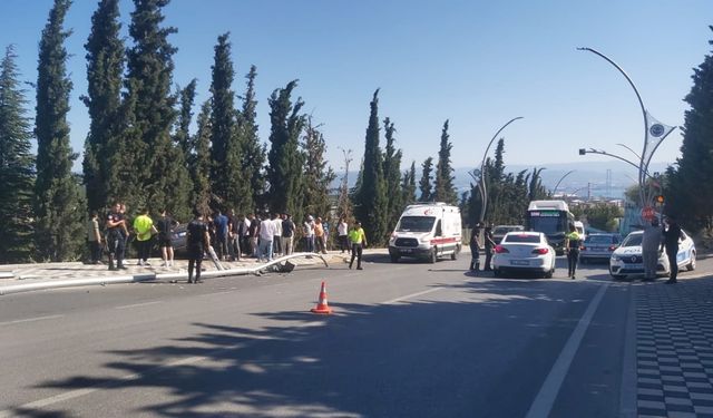 Aydınlatma direğine çarpan otomobil, kaldırımda asılı kaldı; sürücü yaralandı