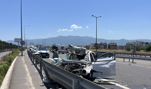 Bariyere çarpan otomobil hurdaya döndü: 4 yaralı
