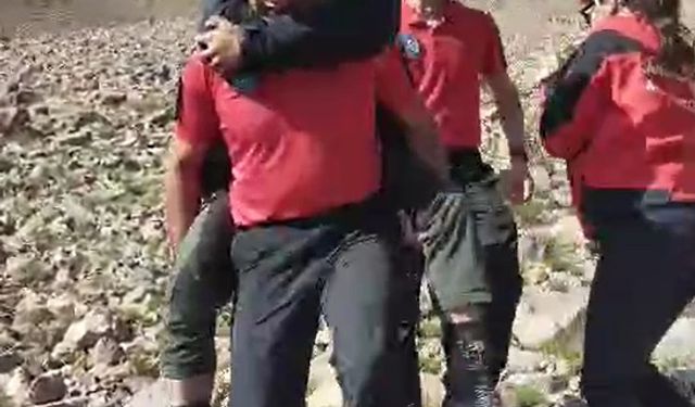 Erciyes’te mahsur kalan 2 dağcı kurtarıldı