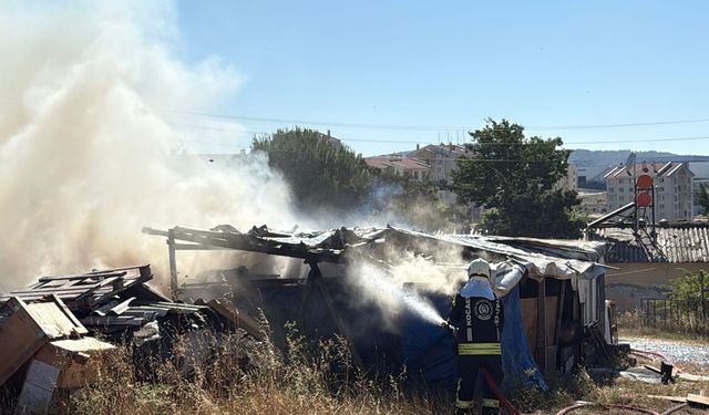 Gebze'de 3 dönümlük otluk yandı; depo olarak kullanılan ev de küle döndü