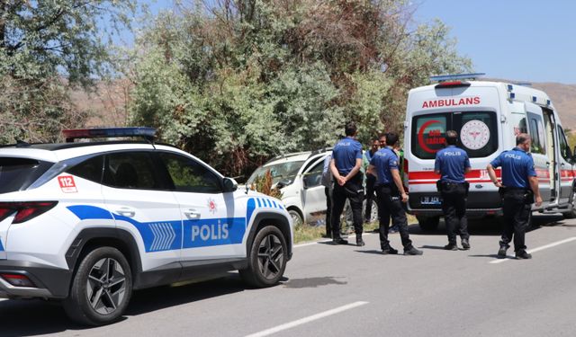 Hafif ticari araç, park halindeki araca çarptı; 1 ölü, 8 yaralı