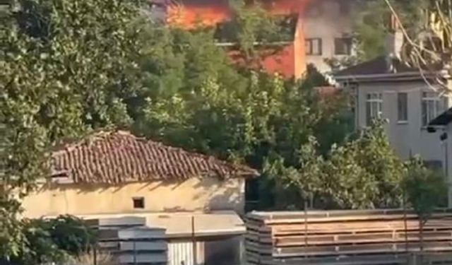 İstanbul- Ümraniye'de 3 katlı binanın çatısı alev alev yandı