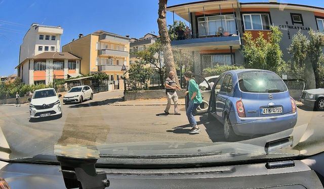 Kazada savrulan otomobilin bisikletli çocuğa çarptığı anlar kamerada