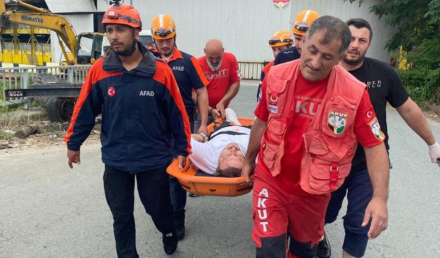 Rize’de dereye düşüp, takla atan 2 otomobilde; 1’i ağır 9 yaral
