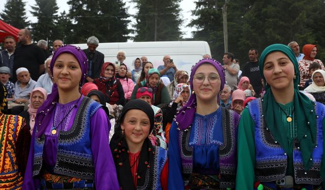 Trabzon'da süslü hayvanlar ve yöresel kıyafetlerle geleneksel yayla göçü /Video eklendi