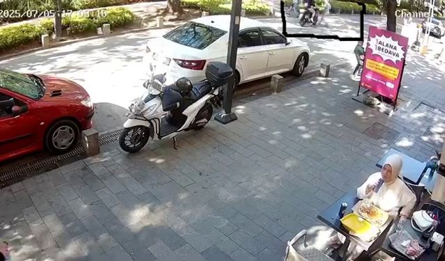 Yaya geçidinde motosikletin çarptığı kadın yaralandı; kaza kamerada