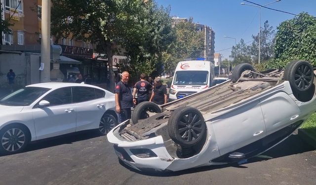 14 yaşındaki sürücünün kullandığı otomobil park halindeki otomobile çarpıp, takla attı