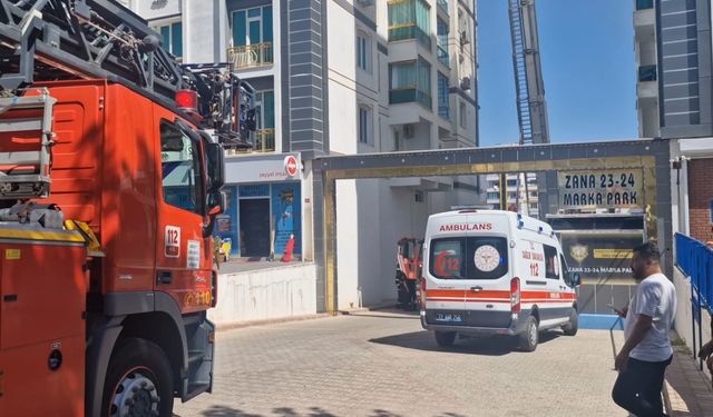 8 katlı binanın son katında yangın; 3 itfaiye eri dumandan etkilendi