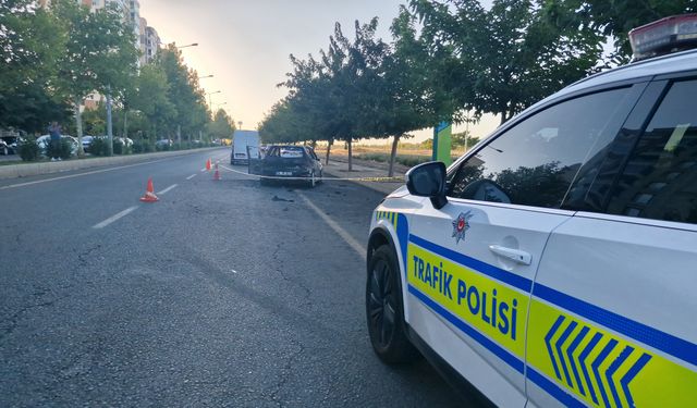 Diyarbakır'da silahlı kavgada otomobil ateşe verildi: 1 yaralı