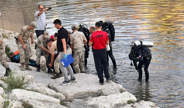 Serinlemek için girdiği çayda boğuldu