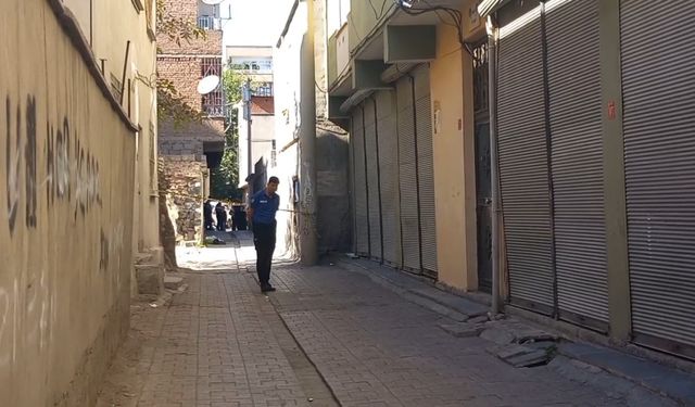 Sokakta yürüyen baba ve 8 yaşındaki kızı, silahlı saldırıda yaralandı