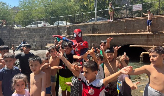 Türkiye'yi gezen 'Örümcek Adam', Diyarbakır'daki Anzele suyunda çocuklar ile serinledi