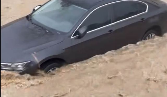Ankara'da sağanak; yollar göle döndü, istinat duvarı yıkıldı