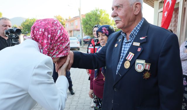 Bakan Göktaş'tan 48 yıllık evli çifte ziyaret