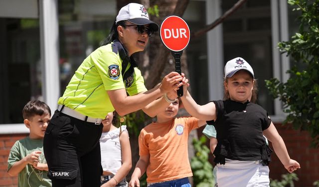 Bakan Yerlikaya: Okul önlerinde trafik ekiplerimiz denetimlerini sıklaştıracak