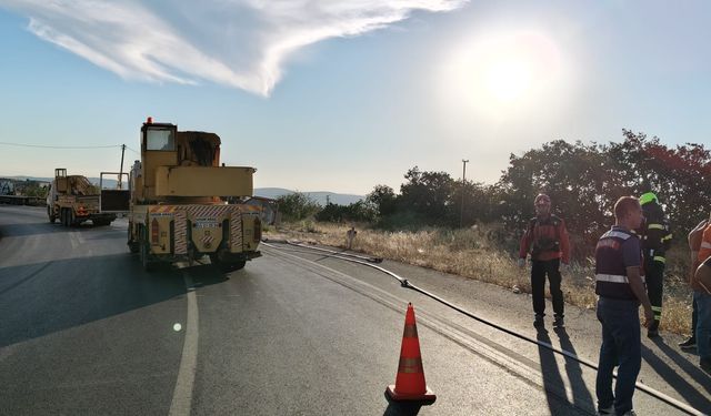 Balıkesir'de amonyum nitrat yüklü tanker devrildi; patlama riskine karşı yol kapatıldı (2)