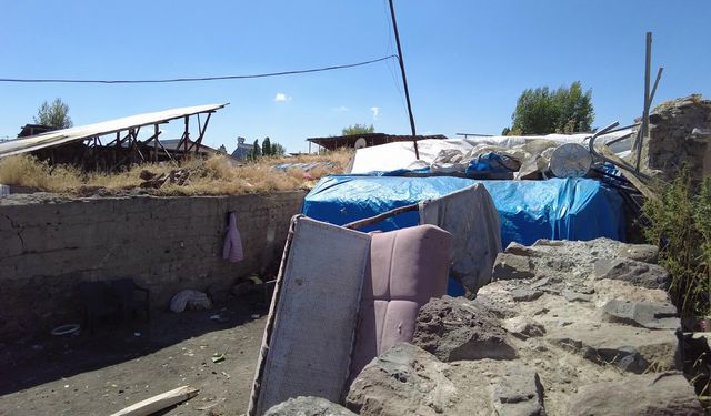 Çöken evlerinde ölen anne ve 2 çocuğu toprağa verildi