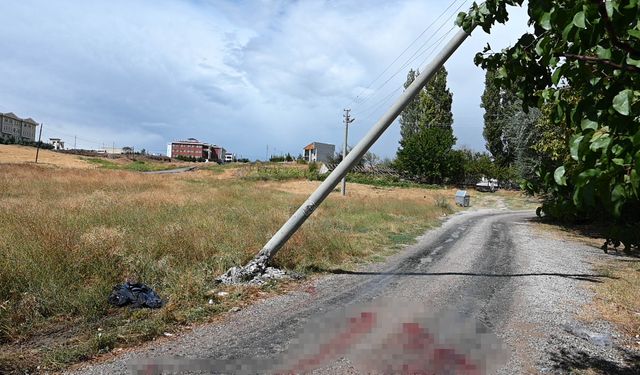 Çöp kamyonu elektrik direğine çarptı: 2 yaralı