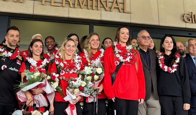 Dünya ikincisi olan A Milli Kadın Voleybol Takımı yurda döndü /Metin eklendi