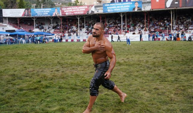 Elmalı'da başpehlivan Enes Doğan