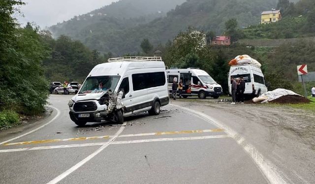 Giresun'da 2 minibüs çarpıştı; 10 tarım işçisi yaralandı