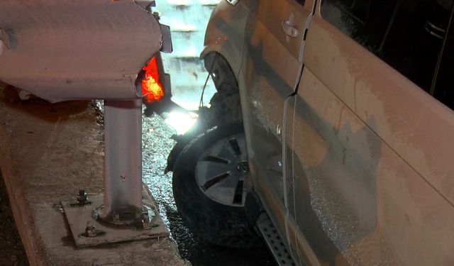 İstanbul - D-100 Karayolu'nda bariyere çarpan minibüs devrildi