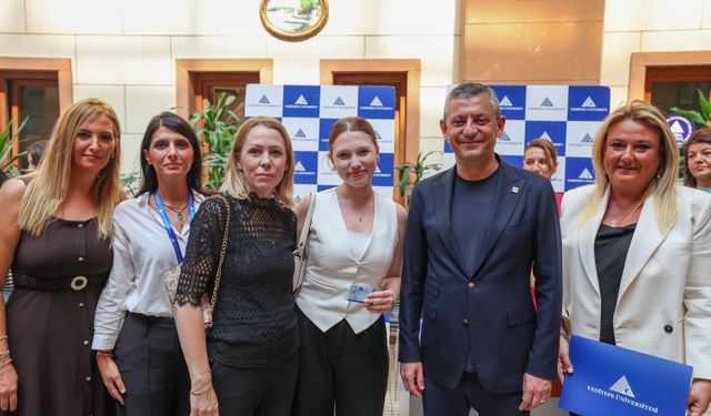 İstanbul - Özgür Özel Ferdi Zeyrek'in kızı Nehir'in üniversite kaydına eşlik etti