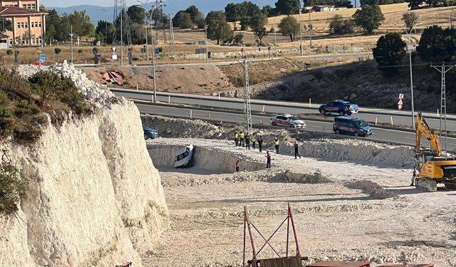 Jandarmadan kaçıp, hafriyat çukuruna düşen otomobilden son anda atladı